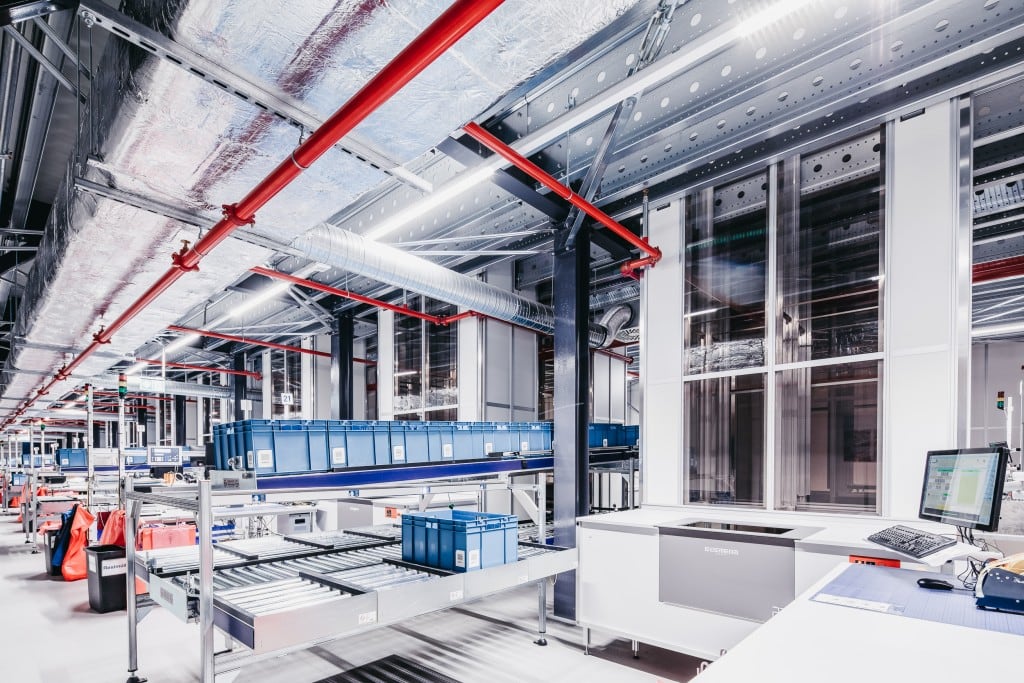 The picking stations are located in the picking tunnel on mezzanine level.