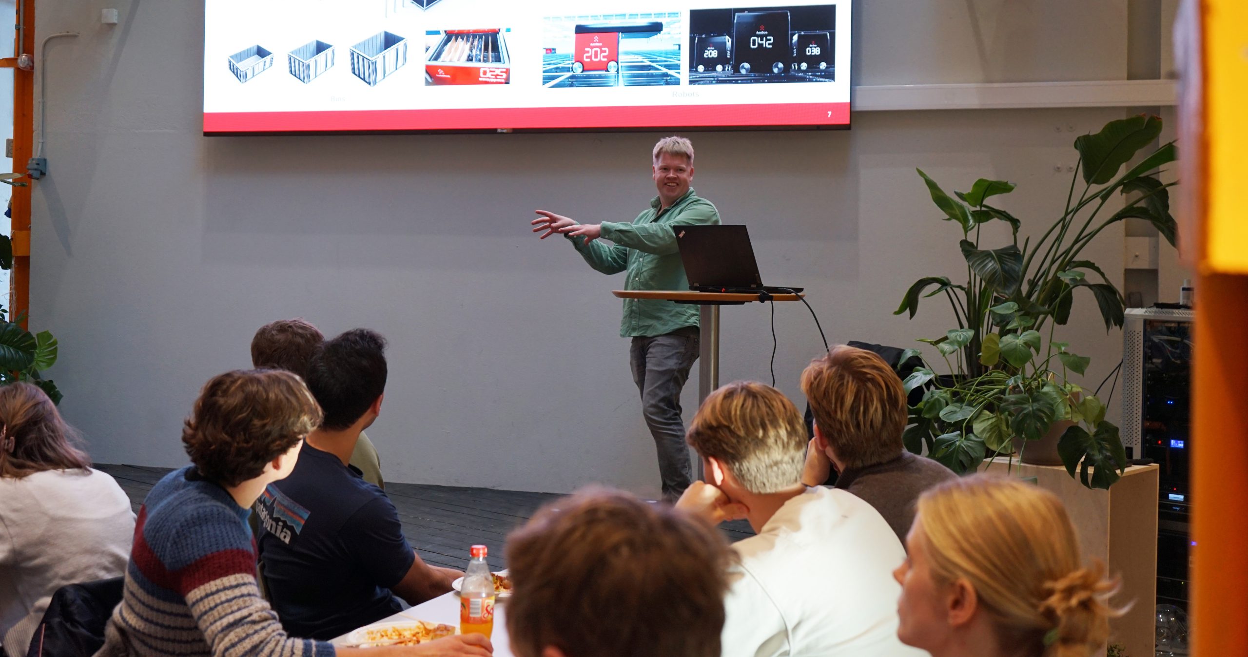 A person presenting Element Logic to the NTNU student audience